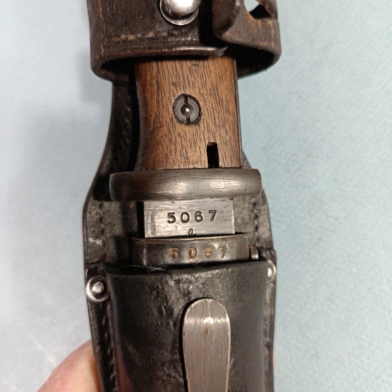 BAIONNETTE ALLEMANDE 98K FOURREAU ET BAIONNETTE MEME NUMERO DATE 1943 AVEC SON CUIR DATE 1937